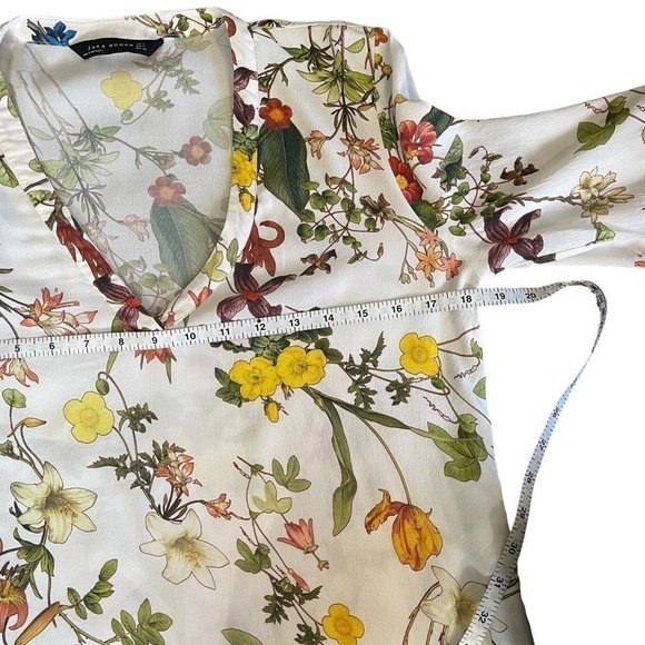 Euc Zara Woman 3/4 sleeve top, floral, v-neck, white/multicolour, size Small. - Picture 7 of 11